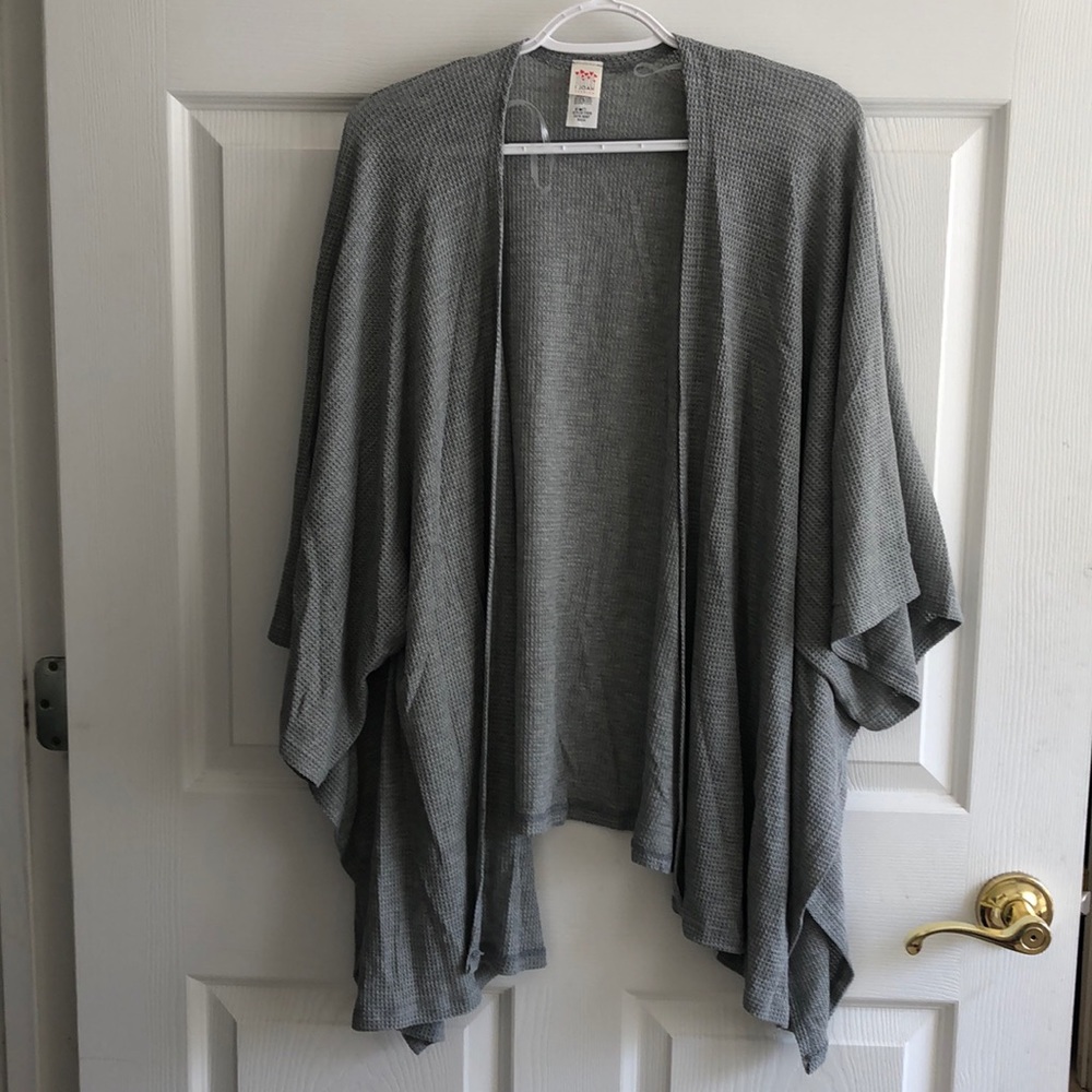 I Joah gray short sleeve cardigan